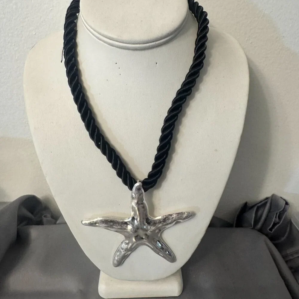 PUNJAB MINIMAL STATMENT NECKLACE - Picture 3 of 3